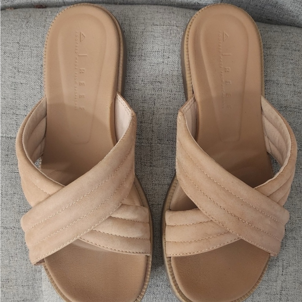 Reef Tan Slide Sandals with Elegant Criss-Cross Straps